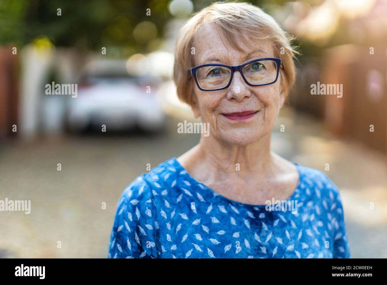Portrait woman outdoors hi-res stock photography and images - Alamy