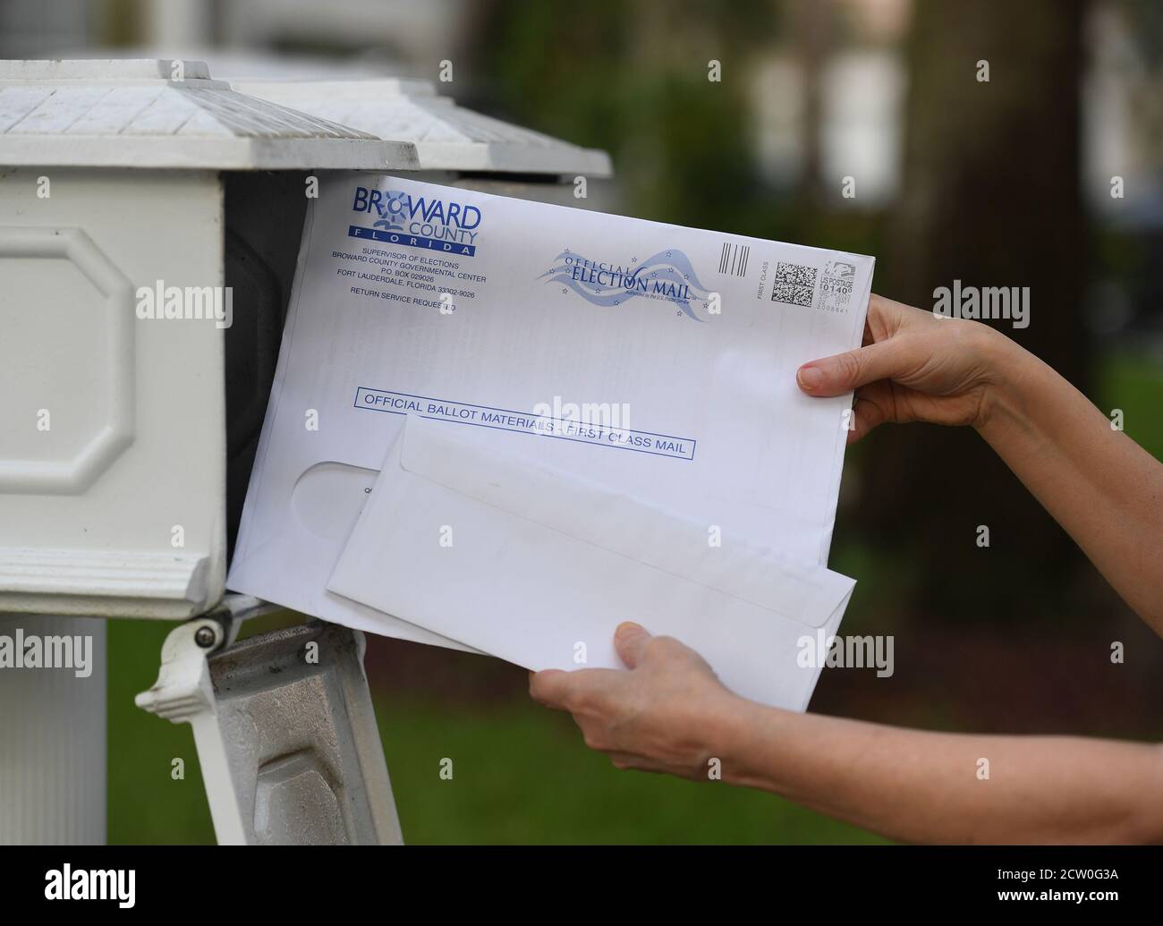Pompano Beach, FL, USA. 25th Sep, 2020. Florida elections supervisors in Broward County begin sending mail-in Ballots to voters on September 25, 2020 in Pompano Beach, Florida. Credit: Mpi04/Media Punch/Alamy Live News Stock Photo