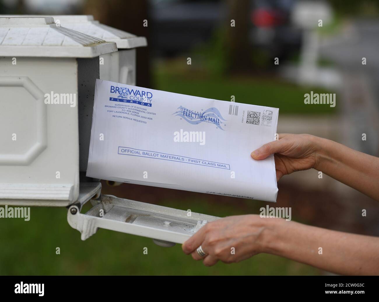 Pompano Beach, FL, USA. 25th Sep, 2020. Florida elections supervisors in Broward County begin sending mail-in Ballots to voters on September 25, 2020 in Pompano Beach, Florida. Credit: Mpi04/Media Punch/Alamy Live News Stock Photo