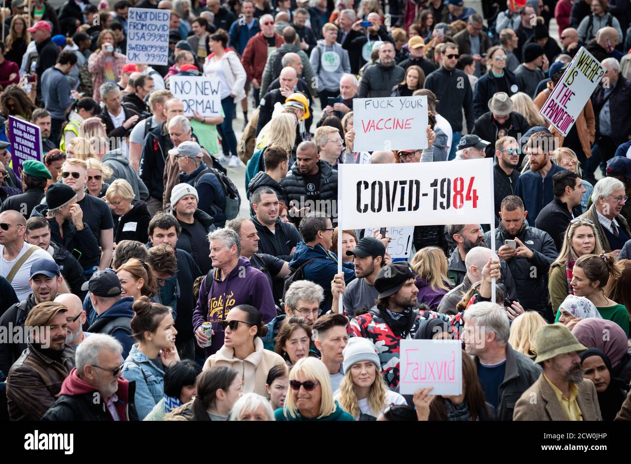 London, UK. 26th Sep, 2020. Unite for Freedom protesters gather at Trafalgar Square to challenge the Coronavirus Act, which was passed six months earlier. A lockdown was imposed on 23rd March to prevent the spread of COVID19. The restrictions were eased over the summer, but in recent weeks the number of new cases is increasing which has made the government impose a curfew on the hospitality industry to try and prevent the spread of the virus. Credit: Andy Barton/Alamy Live News Stock Photo