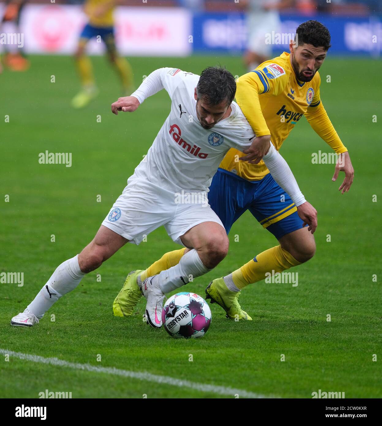 26 September 2020, Lower Saxony, Brunswick: Football: 2nd Bundesliga, Eintracht Braunschweig - Holstein Kiel, 2nd matchday at the Eintracht stadium. Braunschweig's Fabio Kaufmann (r) and Kiels Fin Bartels fight for the ball. Photo: Peter Steffen/dpa - IMPORTANT NOTE: In accordance with the regulations of the DFL Deutsche Fußball Liga and the DFB Deutscher Fußball-Bund, it is prohibited to exploit or have exploited in the stadium and/or from the game taken photographs in the form of sequence images and/or video-like photo series. Stock Photo