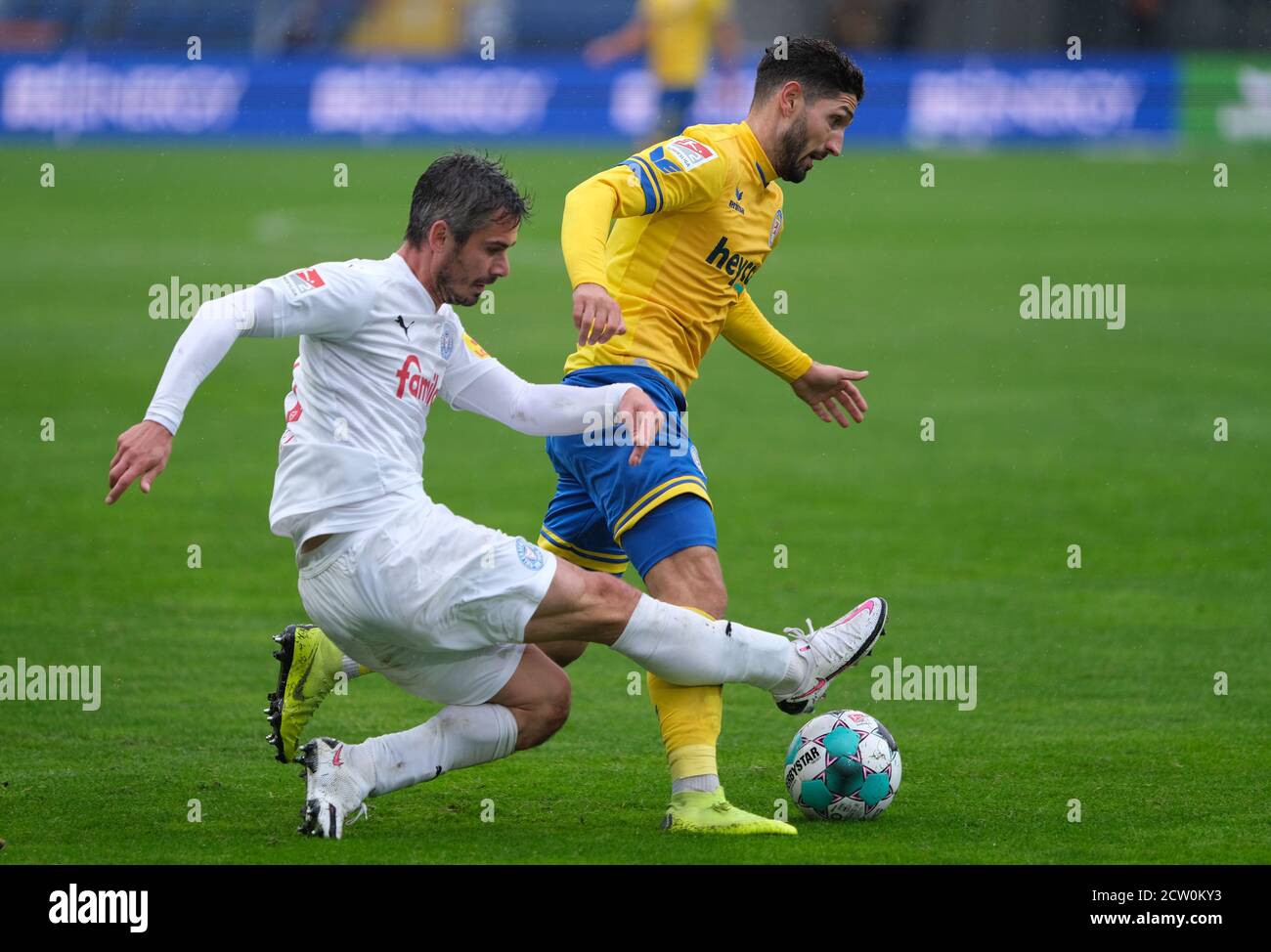 26 September 2020, Lower Saxony, Brunswick: Football: 2nd Bundesliga, Eintracht Braunschweig - Holstein Kiel, 2nd matchday at the Eintracht stadium. Braunschweig's Fabio Kaufmann (r) and Kiels Fin Bartels fight for the ball. Photo: Peter Steffen/dpa - IMPORTANT NOTE: In accordance with the regulations of the DFL Deutsche Fußball Liga and the DFB Deutscher Fußball-Bund, it is prohibited to exploit or have exploited in the stadium and/or from the game taken photographs in the form of sequence images and/or video-like photo series. Stock Photo
