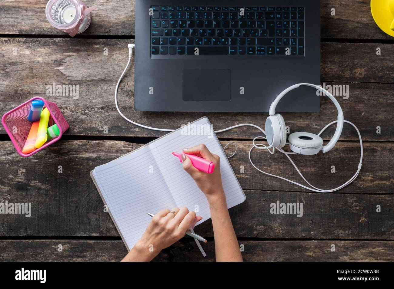Female hands making notes in hi-res stock photography and images - Alamy