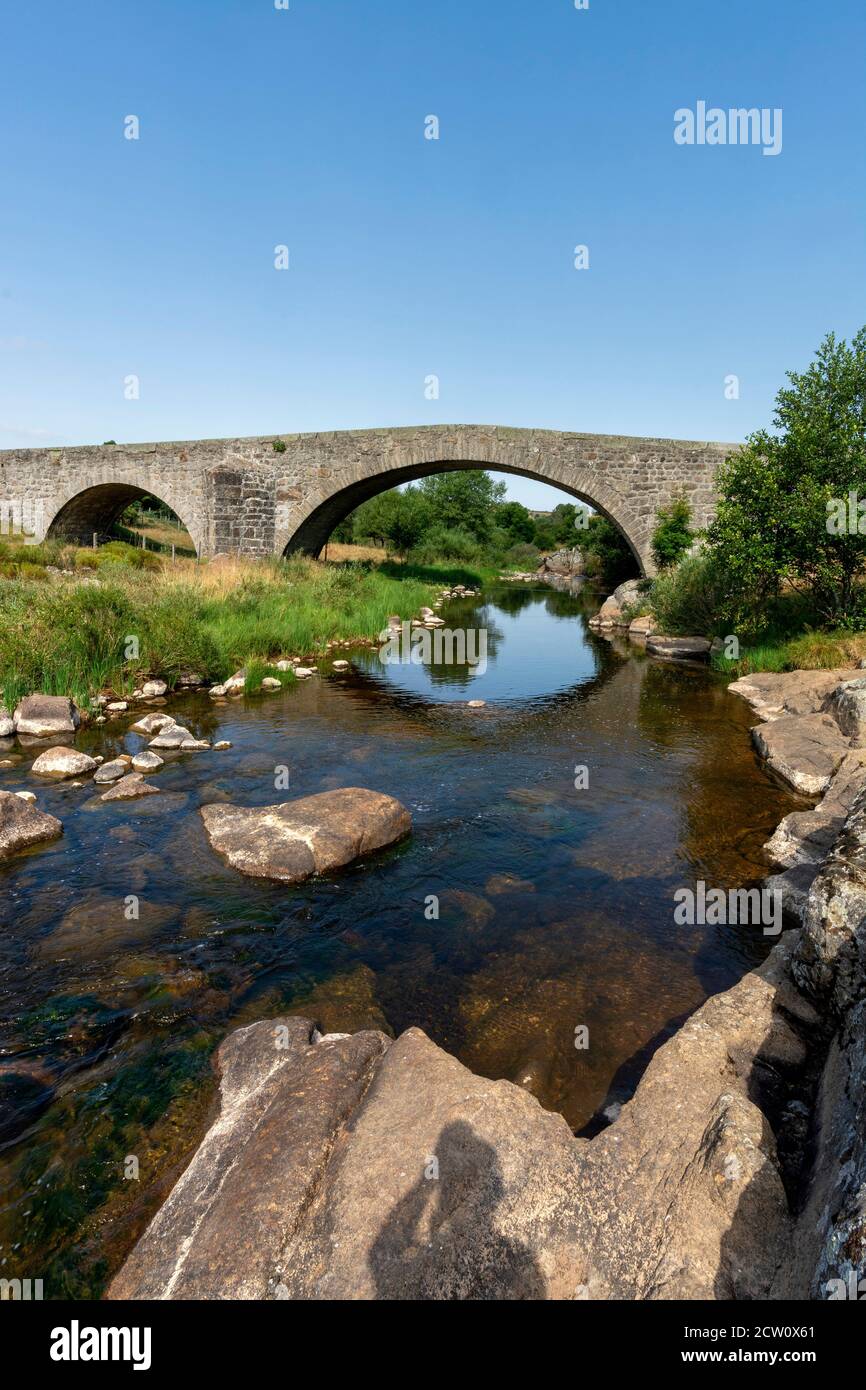 Recoules d'Aubrac. Bridge of Gournier (pont de Gourmier) on river Bès, Lozere department, Occitanie, France Stock Photo