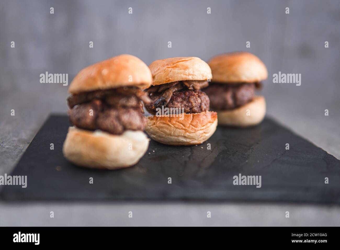 haat uitvinding Basistheorie Mini Burger Trio on a plate Stock Photo - Alamy