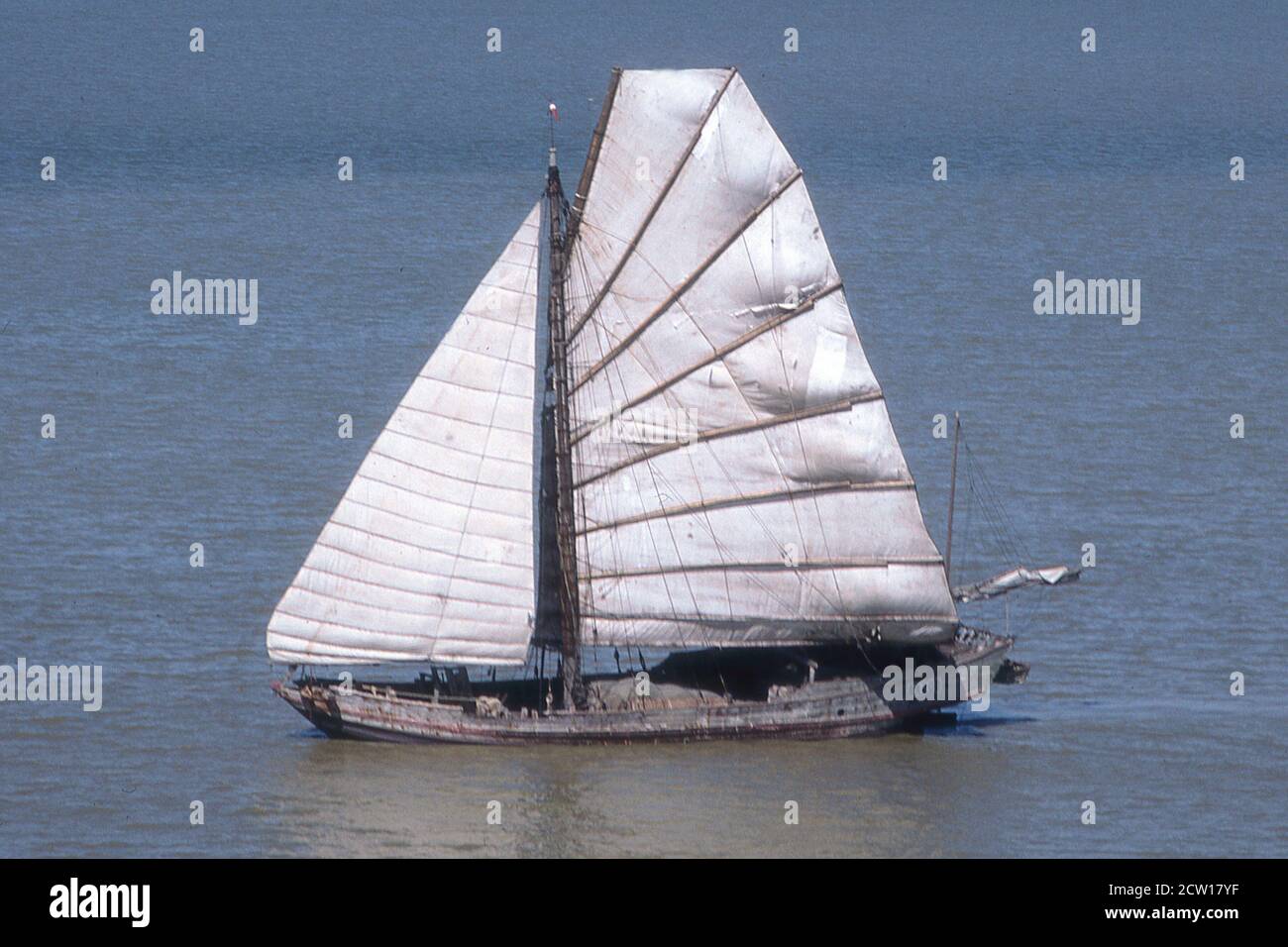 CHINESE JUNK IN HONG KONG WATERS IN 1987. Stock Photo