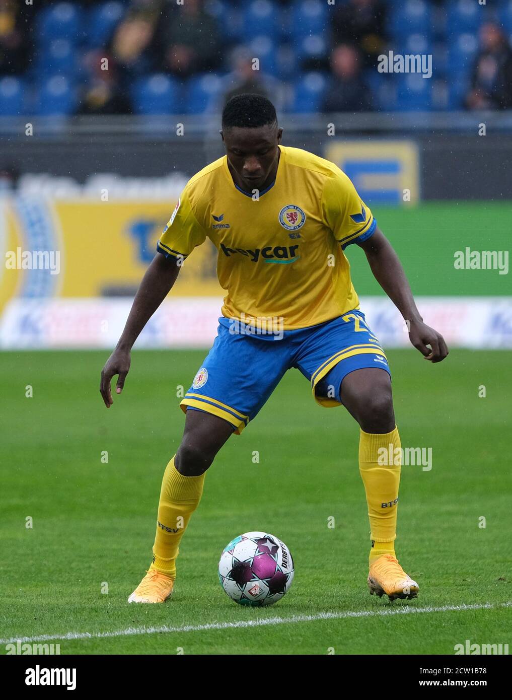 Brunswick, Germany. 26th Sep, 2020. Football: 2nd Bundesliga, Eintracht Braunschweig - Holstein Kiel, 2nd matchday at the Eintracht stadium. Brunswick's Suleiman Abdullahi is on the ball. Credit: Peter Steffen/dpa - IMPORTANT NOTE: In accordance with the regulations of the DFL Deutsche Fußball Liga and the DFB Deutscher Fußball-Bund, it is prohibited to exploit or have exploited in the stadium and/or from the game taken photographs in the form of sequence images and/or video-like photo series./dpa/Alamy Live News Stock Photo