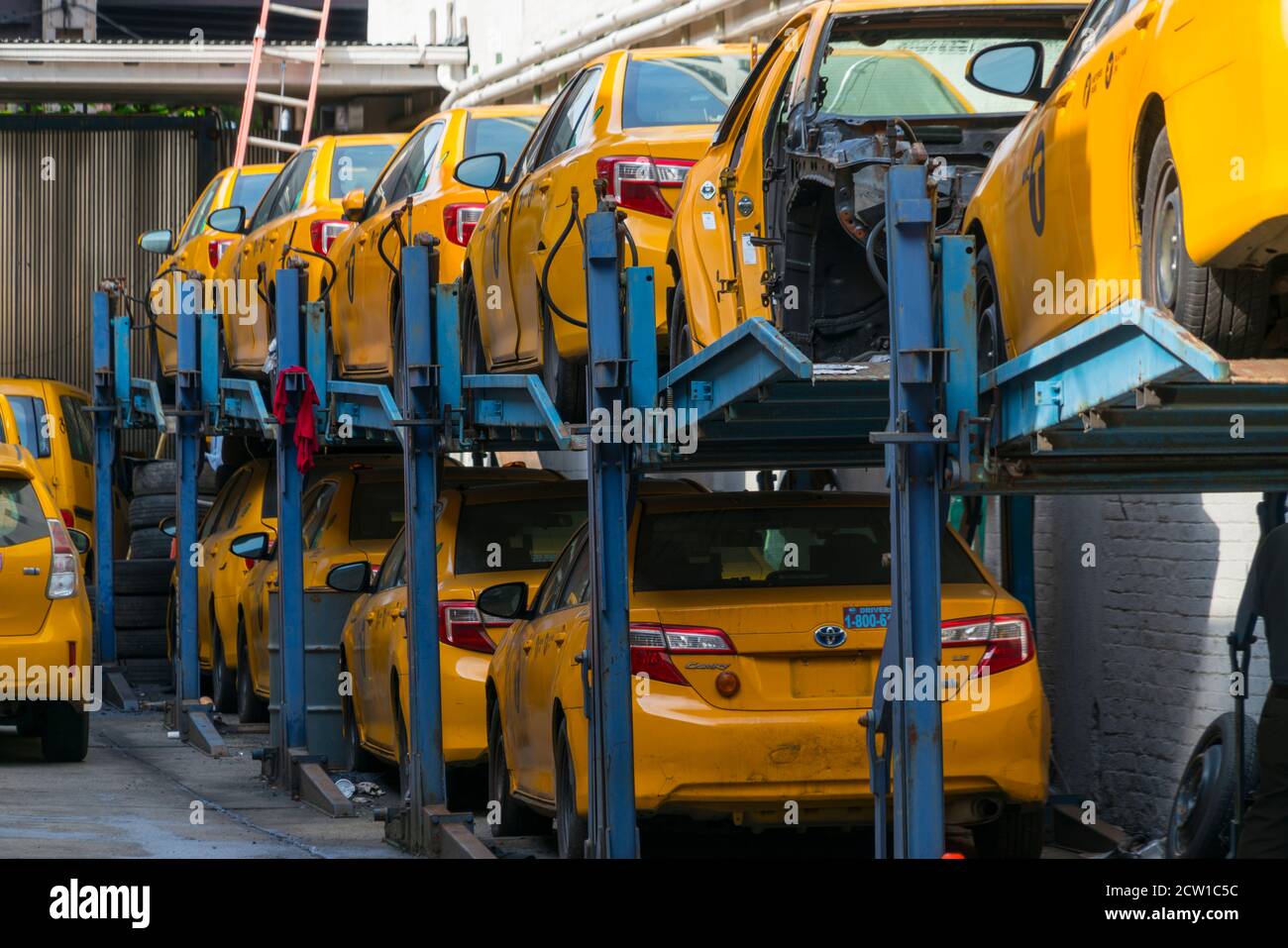 Auto repair queens hires stock photography and images Alamy