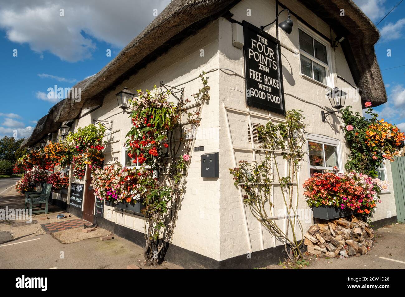 The Four Points Inn, a village pub and restaurant in Aldworth, Berkshire, UK. Exterior of the public house decorated with flowers and hanging baskets Stock Photo