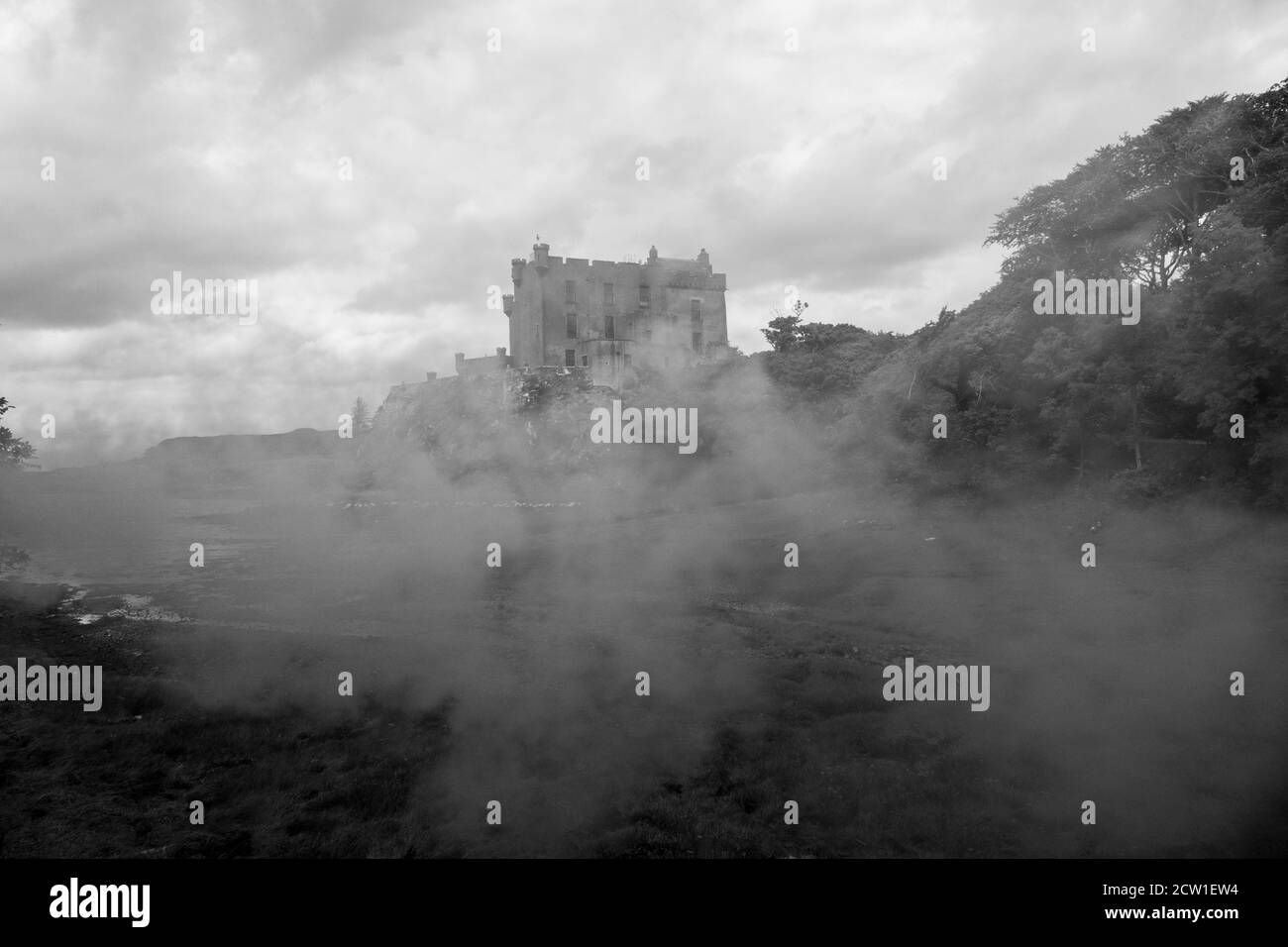 Dunvegan Castle im Nebel, auf der Isle of Skye Stock Photo