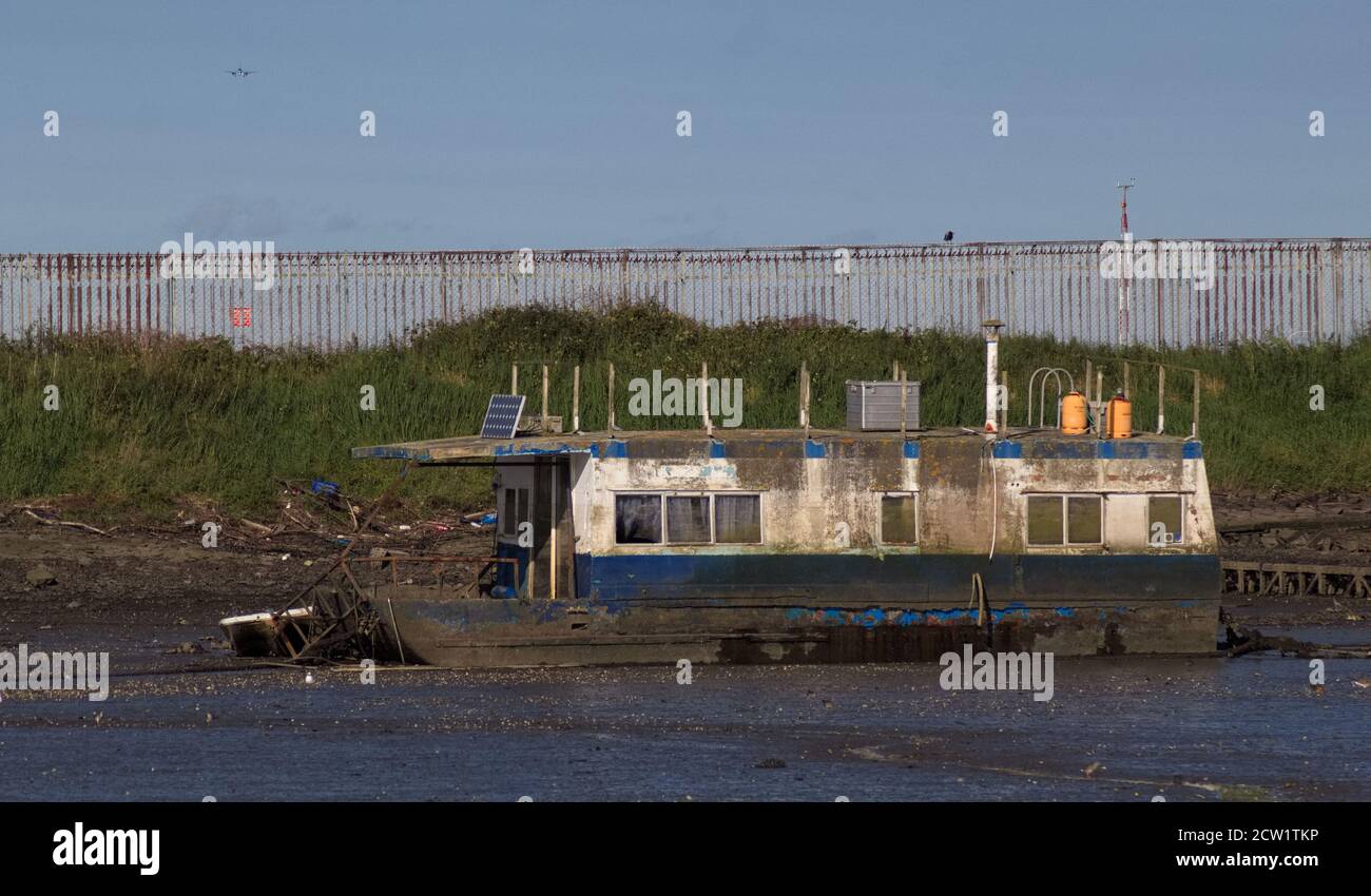Old Houseboat at low tide on the River Lagan, Belfast Stock Photo