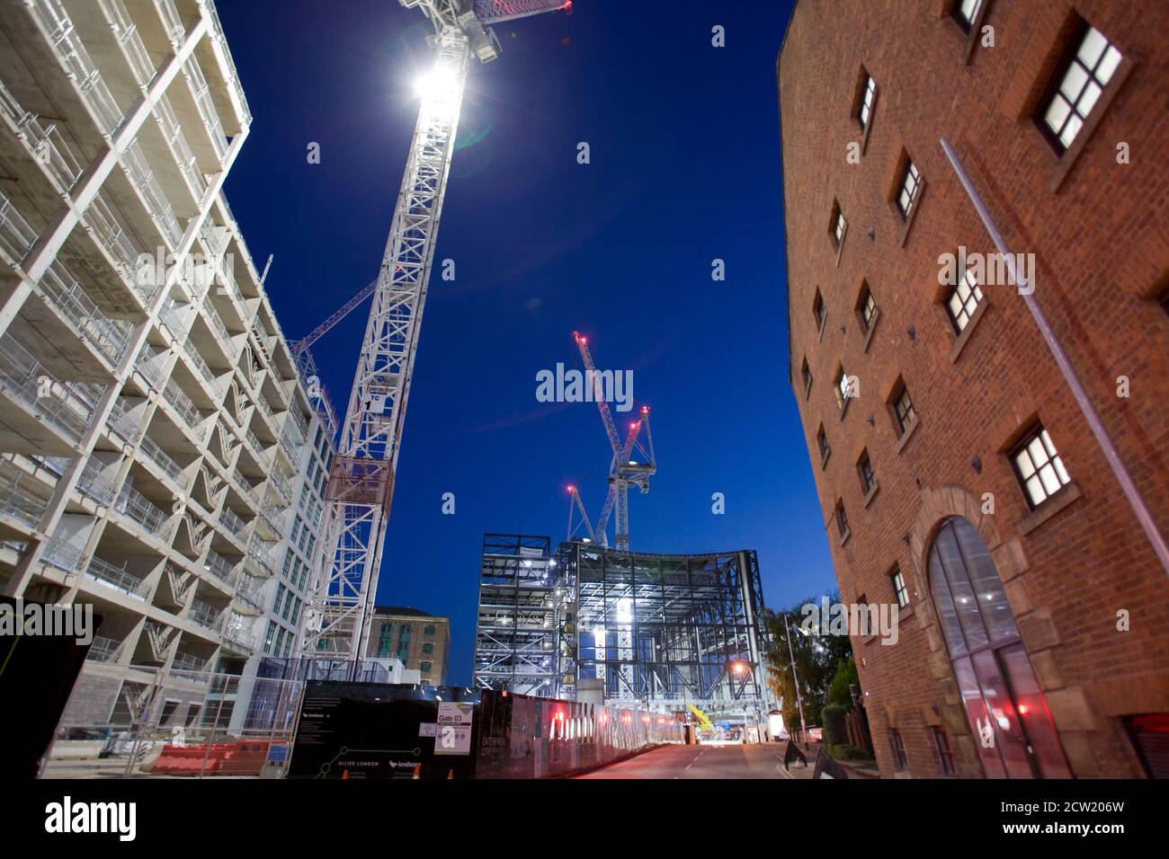 Building site lit up at night. Construction, cranes, new builds, gentrification, Manchester, girders, downtown, city centre, luxury flats, UK Stock Photo