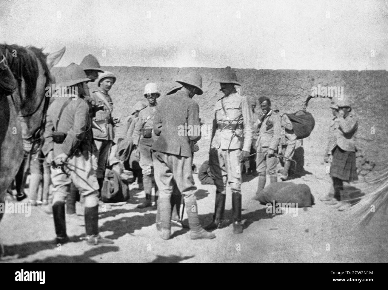 General Kitchener and the Anglo-egyptian Nile Campaign, 1898 - General Kitchener, Sirdar (Commander) of the Egyptian Army (centre right) in discussion with the Commander of the British Brigade on the Nile, Major General Sir William Gatacre. 1898 Stock Photo