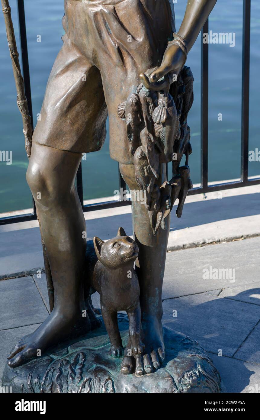 Nikolaev, Ukraine - September 20, 2020: Fragment of a bronze statue of a boy with a goby fish and a cat. City embankment of the Southern Bug River. A Stock Photo