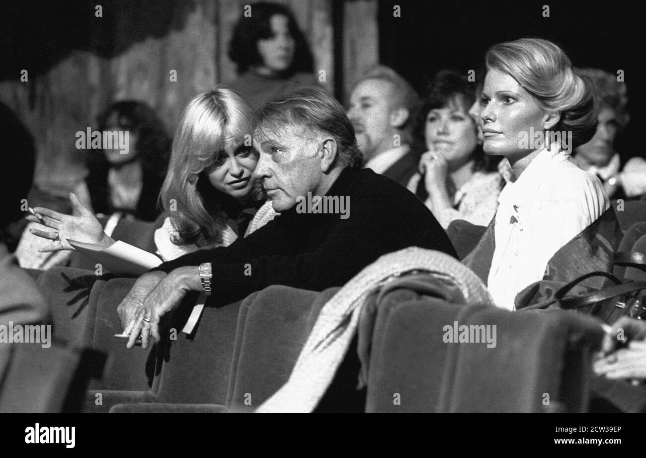 Richard Burton and Susan George (left) chatting in the stalls of the Drury Lane Theatre in London during a rehearsal in 1980. On his right is Burton's wife  Susan (Suzy) once married to car racing driver James Hunt Stock Photo