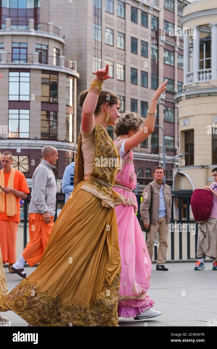 Foto de Festival Hare Krishna Na Avenisa Paulista São Paulo Brasil  Celebrando A Cultura Indiana Com Danças E Música e mais fotos de stock de  Adulto - iStock