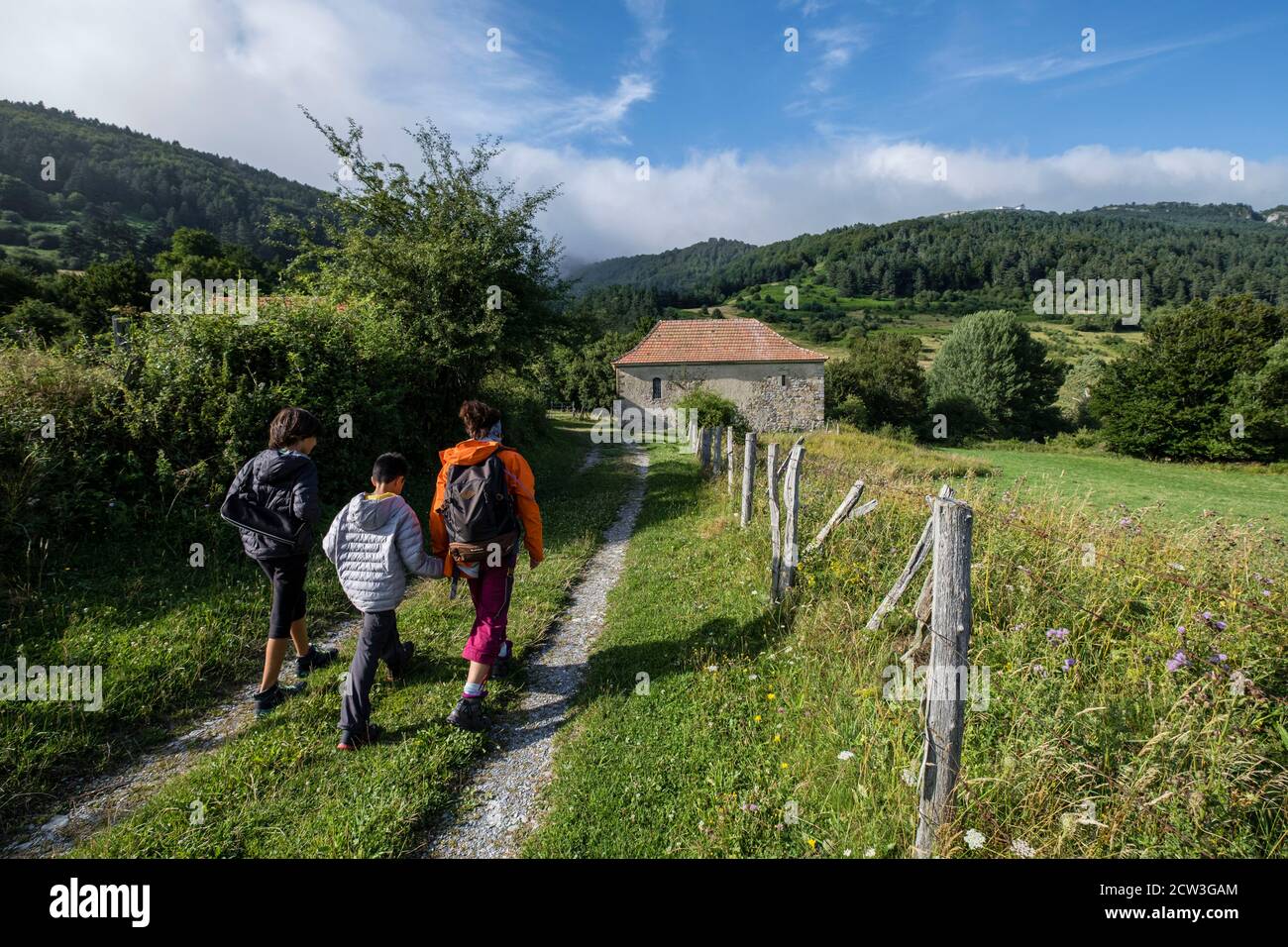 escursionistas frente a la ermita de Arrako, valle de Belagua, Isaba, Navarra, Spain, Europe Stock Photo