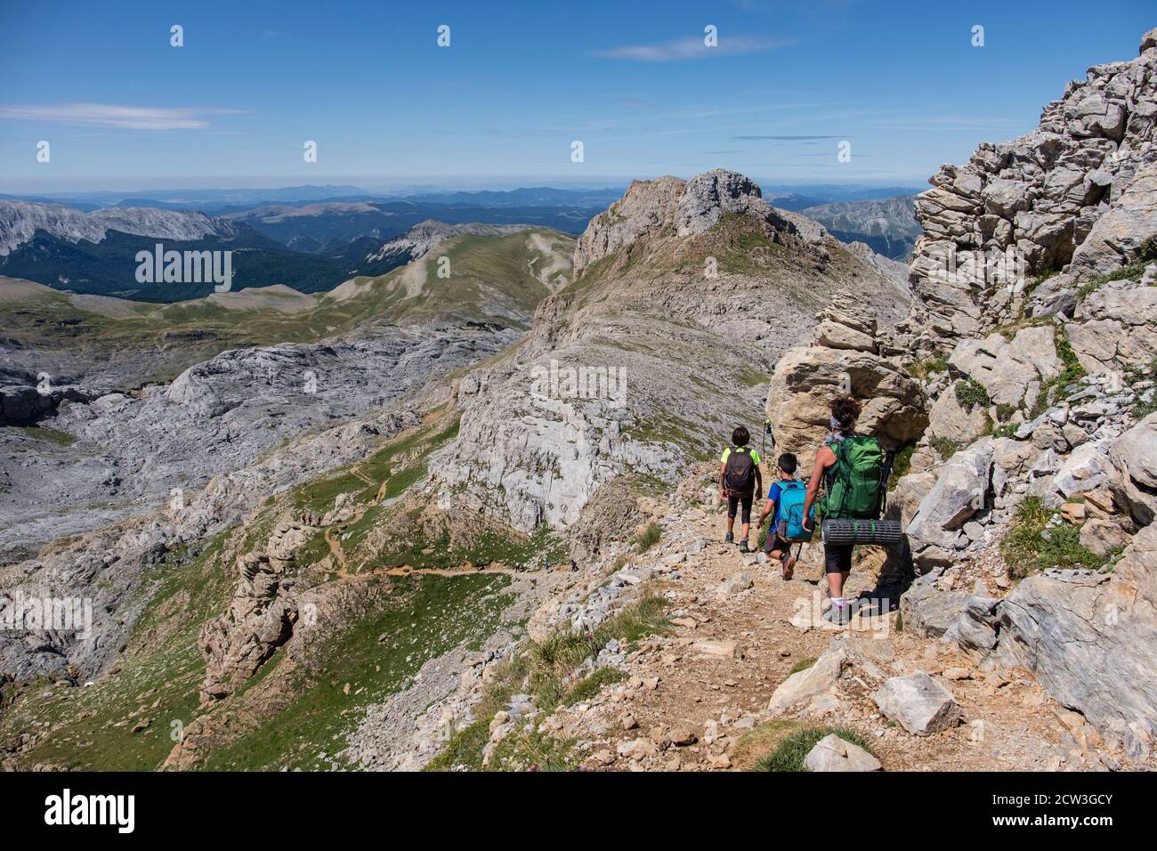 montañeros ascendiendo la cima de La mesa de los Tres Reyes , 2442m., Huesca, Aragón, Spain, Europe Stock Photo