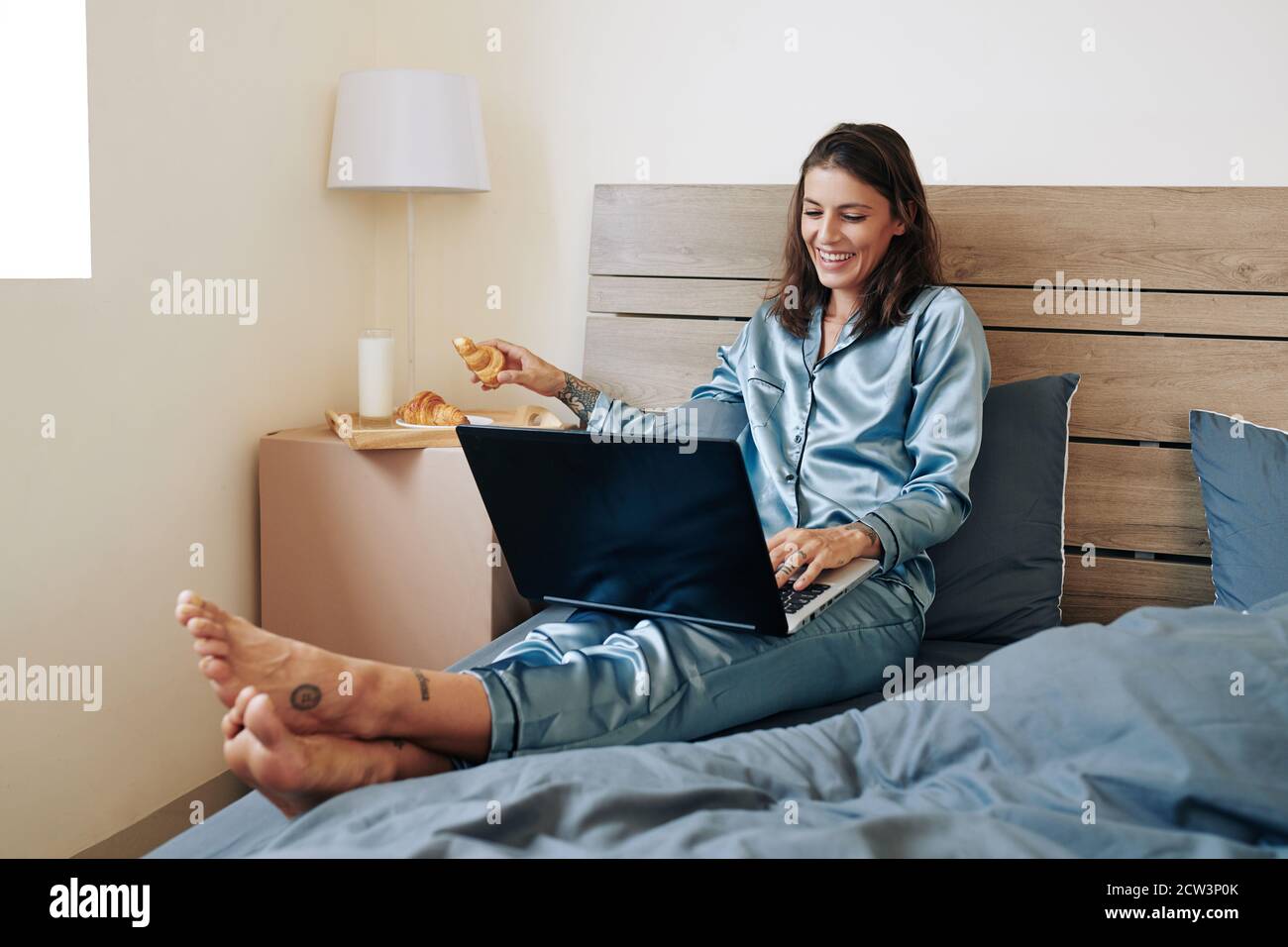 Smiling weekend hi-res stock photography and images - Alamy