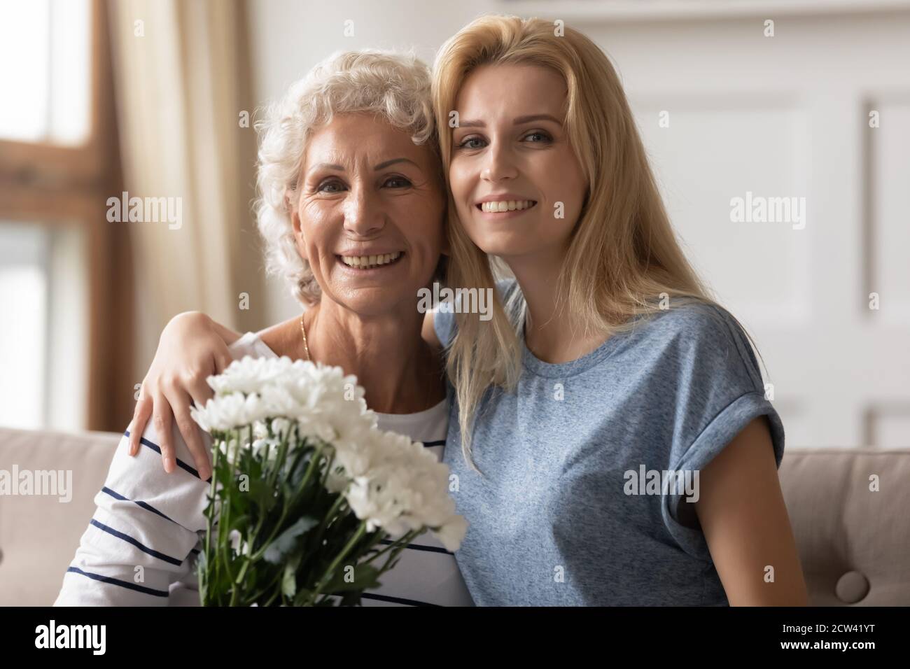 Smiling old lady hi-res stock photography and images - Alamy
