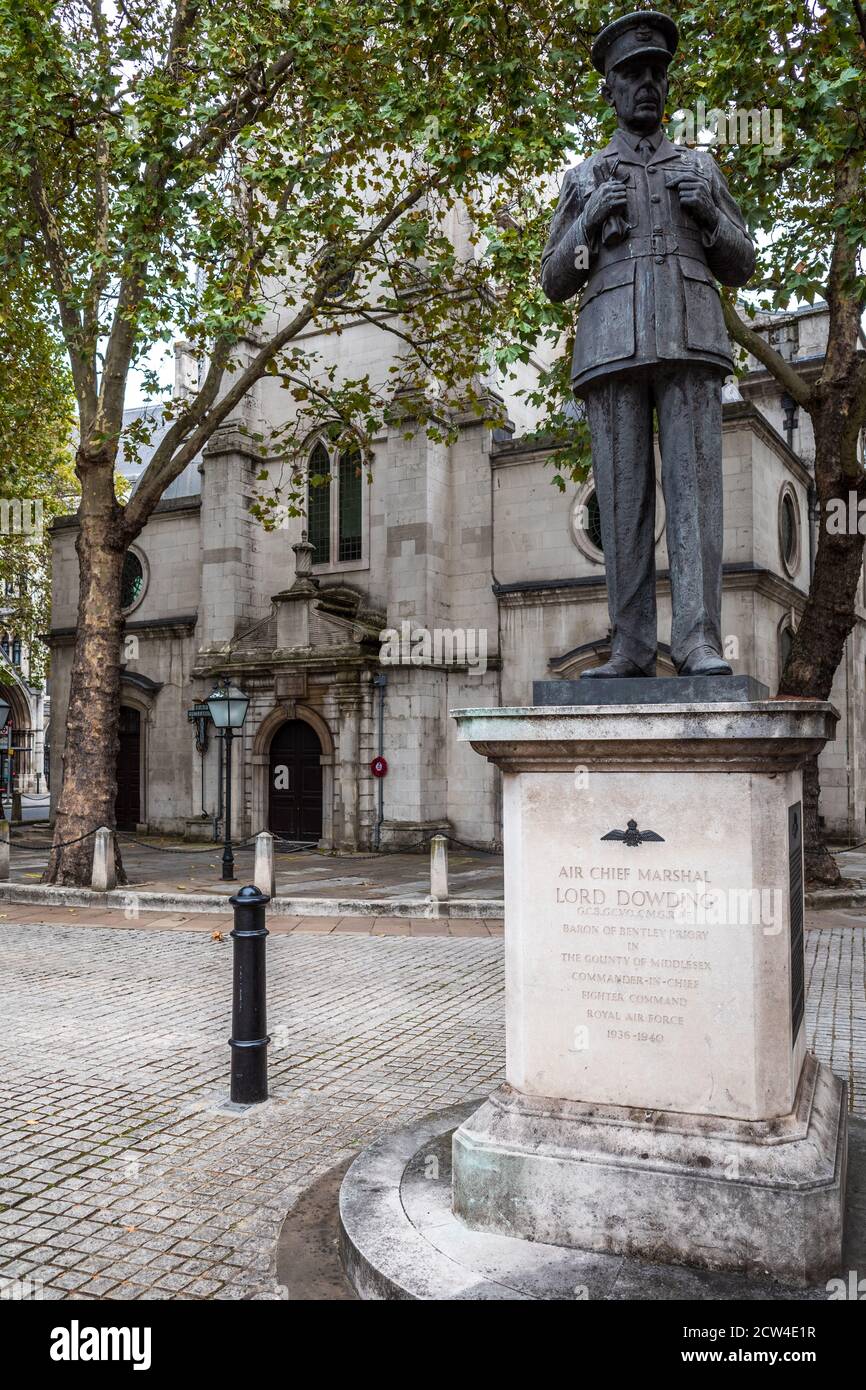 Statue of Air Chief Marshall Sir Hugh Dowding in front of St Clement Danes Church. Commander-in-chief of RAF Fighter Command 1936-40. Stock Photo