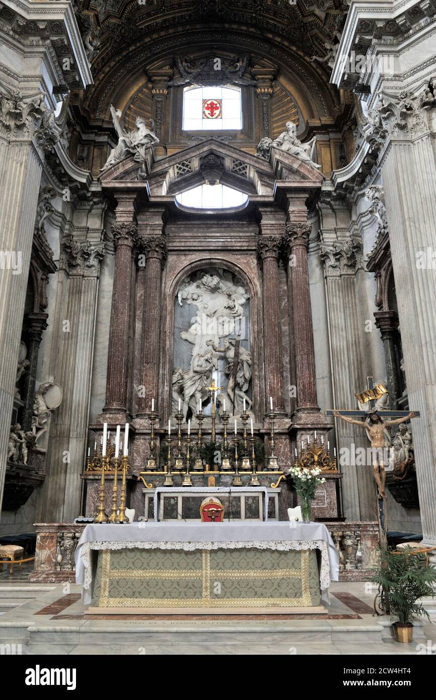 Italy, Rome, church of San Giovanni Battista dei Fiorentini, apse, Borromini’s altar and marble sculpture of Antonio Raggi, il 'Battesimo di Gesù' Stock Photo