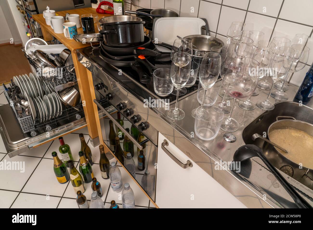 kitchen after a larger dinner, cooking party, dishwasher, full, with