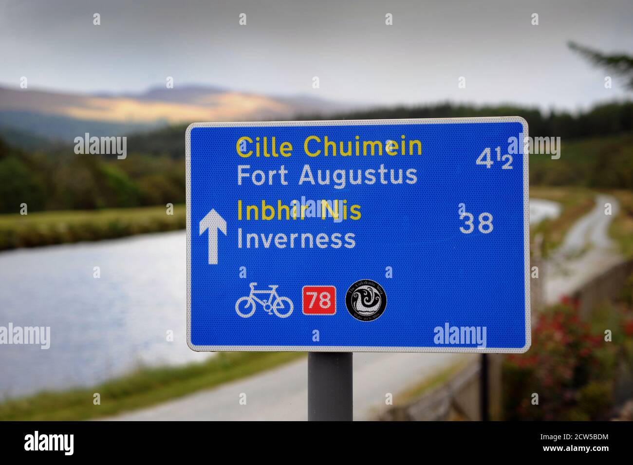 NATIONAL CYCLE ROUTE SIGN IN SCOTLAND NEAR FORT AUGUSTUS AND INVERNESS RE CYCLING HOLIDAYS FITNESS ETC UK Stock Photo