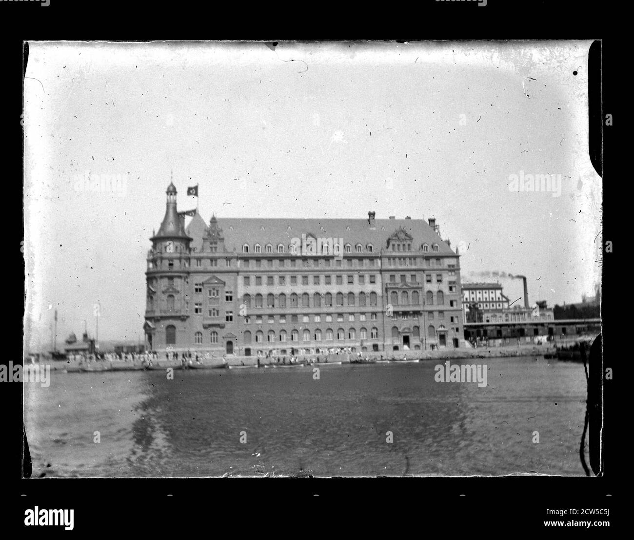 Haydarpaşa Railway Station Istanbul Turkey. Haydar pasa is Turkey's largest and most magnificent railway station which was built in the early 20th century by the German architects Otto Ritter and Helmuth Cuno. A monument to the close Turkish - German relations of the time, the station is in neo-renaissance style and has a U-plan. The inauguration ceremony took place on 19 August 1908, just after the proclamation of the Second Constitution. Photograph on dry glass plate from the Herry W. Schaefer collection, around 1910. Stock Photo