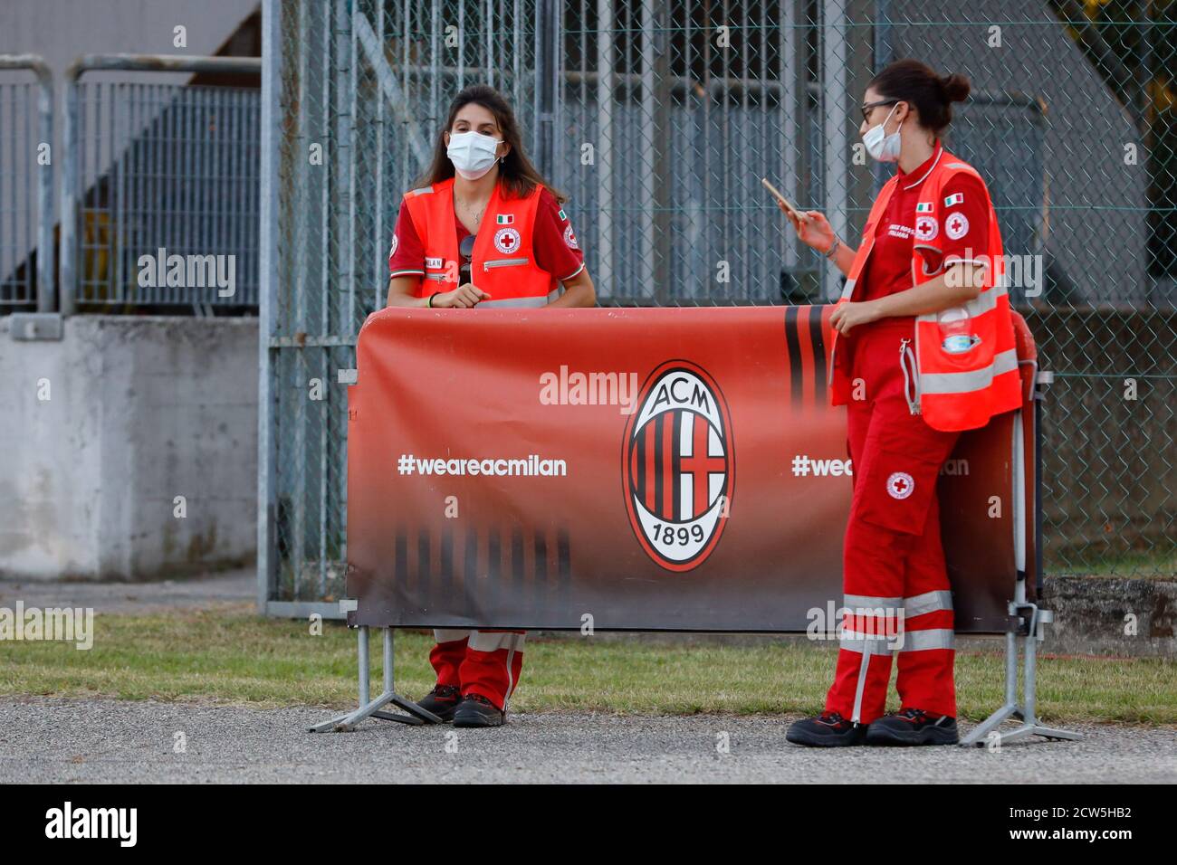 Personale medico sanitario a bordo campo during AC Milan vs Pink Bari, Italian Soccer Serie A Women Championship, Milan, Italy, 05 Sep 2020 Stock Photo