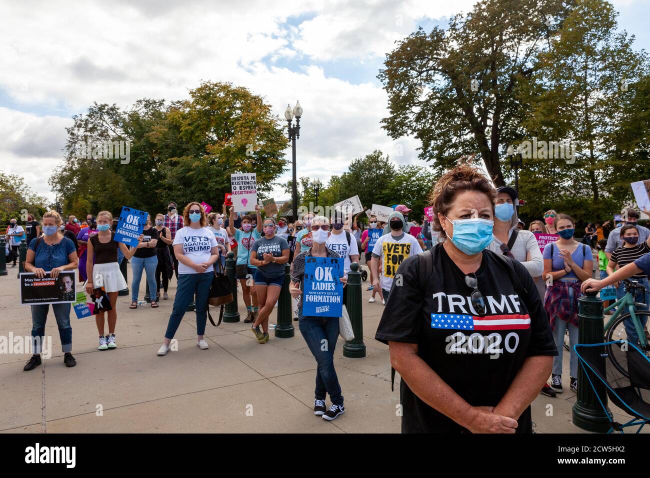 Pro trump rally supreme court building hi-res stock photography and ...