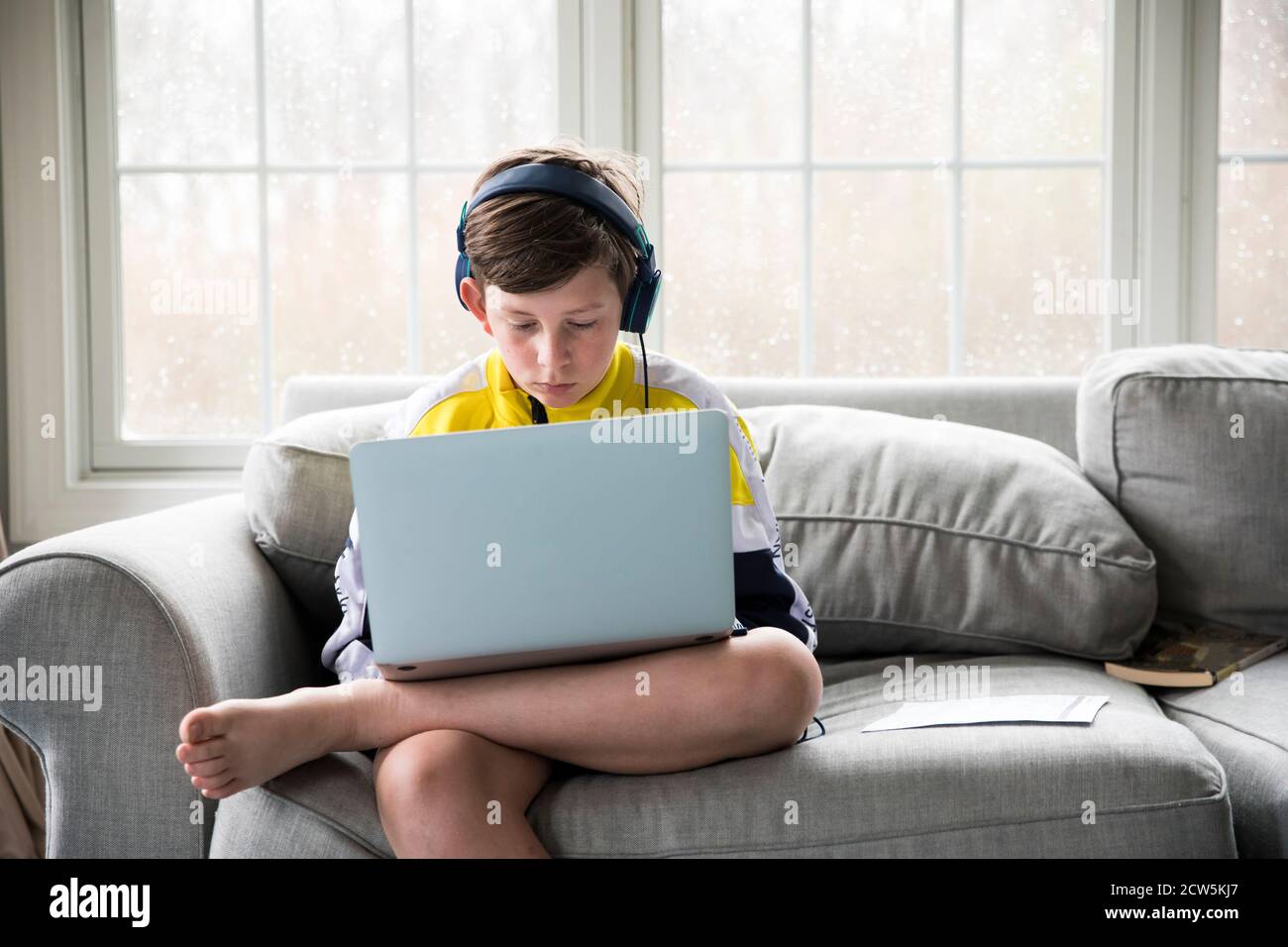 Teen boy headphones laptop hi-res stock photography and images - Alamy