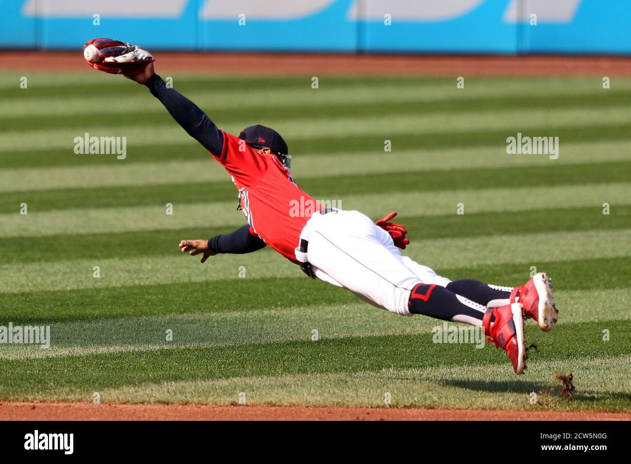 File:Indians shortstop Francisco Lindor fields grounders at Wrigley Field.  (30011368074).jpg - Wikimedia Commons