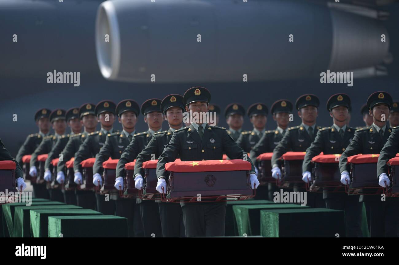 (200928) -- BEIJING, Sept. 28, 2020 (Xinhua) -- Caskets containing the remains of the Chinese People's Volunteers (CPV) martyrs are escorted by honor guards at the Taoxian international airport in Shenyang, northeast China's Liaoning Province, Sept. 27, 2020. The remains of 117 Chinese soldiers killed in the 1950-53 Korean War were returned to China on Sunday from the Republic of Korea (ROK). Escorted by two Chinese fighter jets, an air force plane carrying the remains and belongings of the fallen soldiers landed at the Taoxian international airport in Shenyang, capital of northeast China Stock Photo
