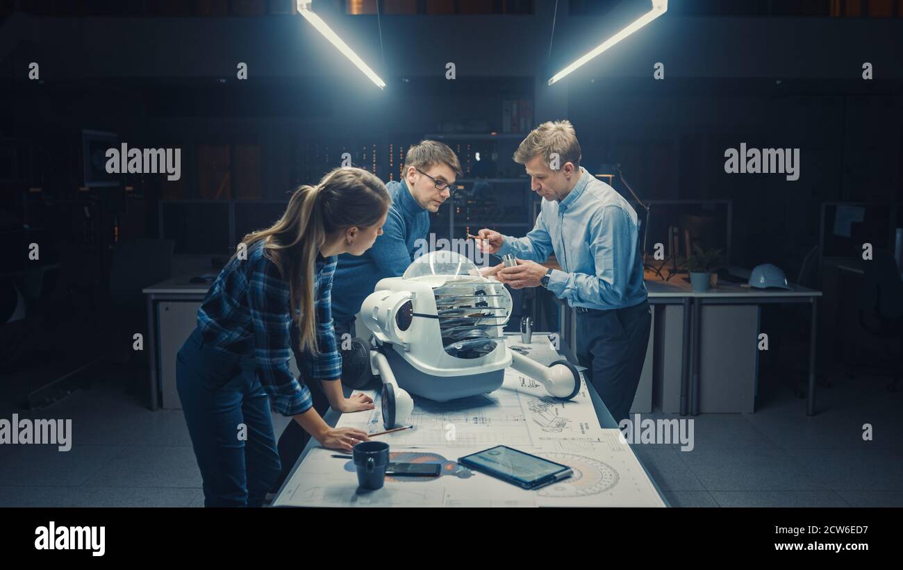 Robot in robotics research facility hi-res stock photography and images ...