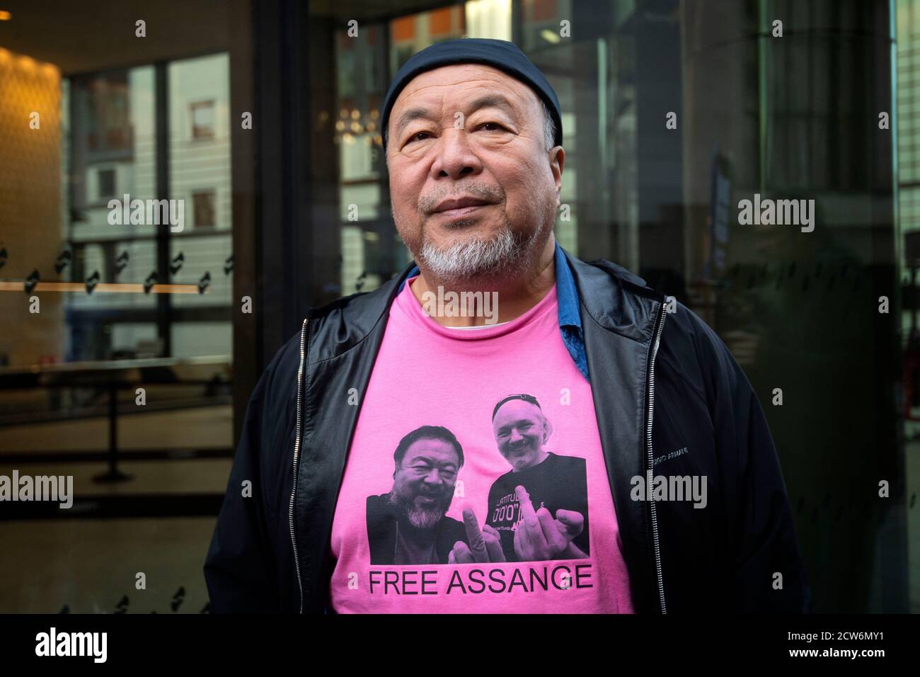 https://c8.alamy.com/comp/2CW6MY1/chinese-contemporary-artist-and-activist-ai-weiwei-after-a-silent-protest-outside-the-old-bailey-in-london-in-support-of-julian-assange-the-wikileaks-founder-is-fighting-extradition-to-the-us-on-charges-relating-to-leaks-of-classified-documents-allegedly-exposing-war-crimes-and-abuse-2CW6MY1.jpg