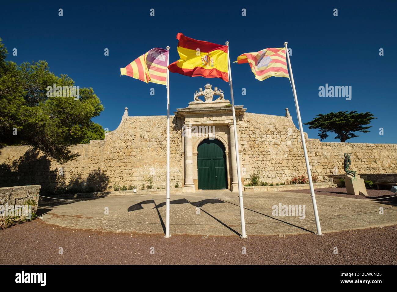 Puerta de los Leones, Entrada Principal de la isla del Lazareto, antiguo hospital militar, Illa del Llatzeret, interior del puerto de Mahón, Menorca, Stock Photo