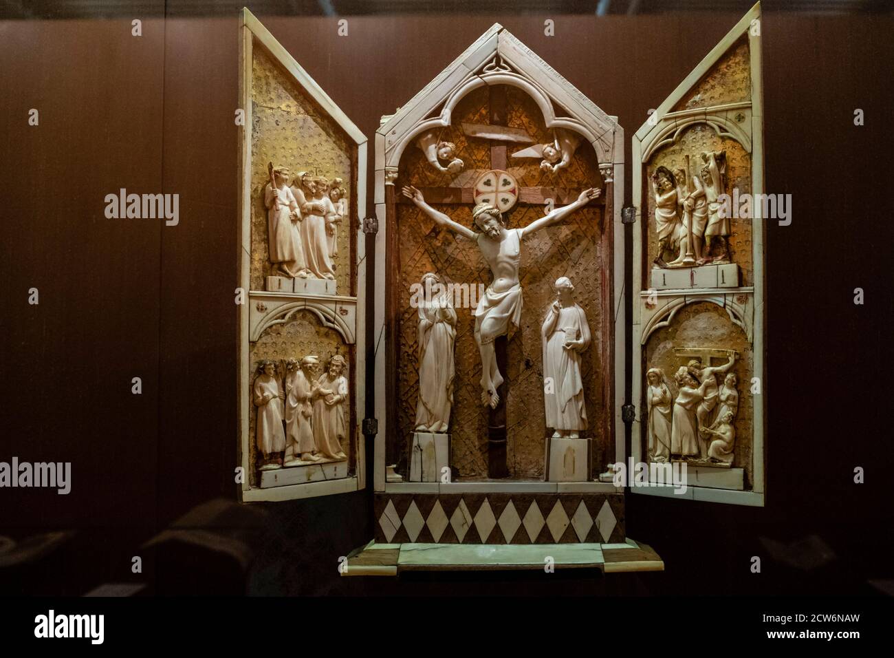 tabernaculo con escenas de la crucifixion y pasion de Cristo, siglo XIII, Colonia, Fundación Calouste Gulbenkian,  («Fundação Calouste Gulbenkian»), L Stock Photo