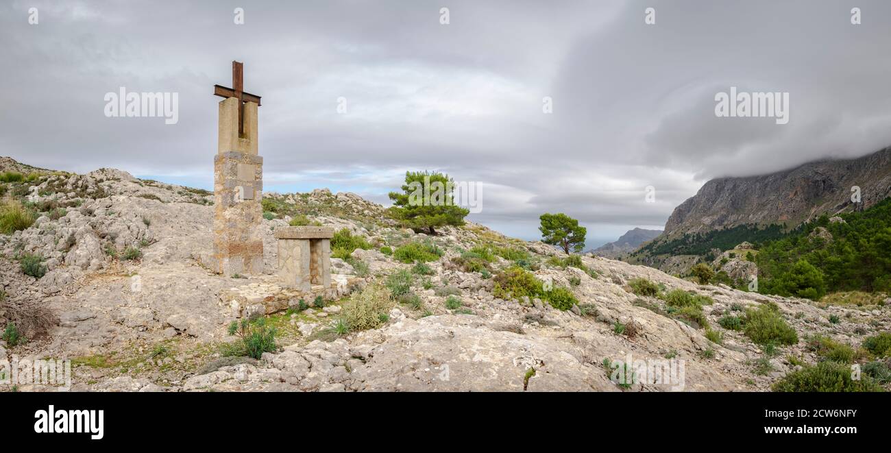 cruz en memoria de la antigua capilla de San Salvador del siglo XIII, Coll des Card –Colers, Mallorca, balearic islands, Spain Stock Photo
