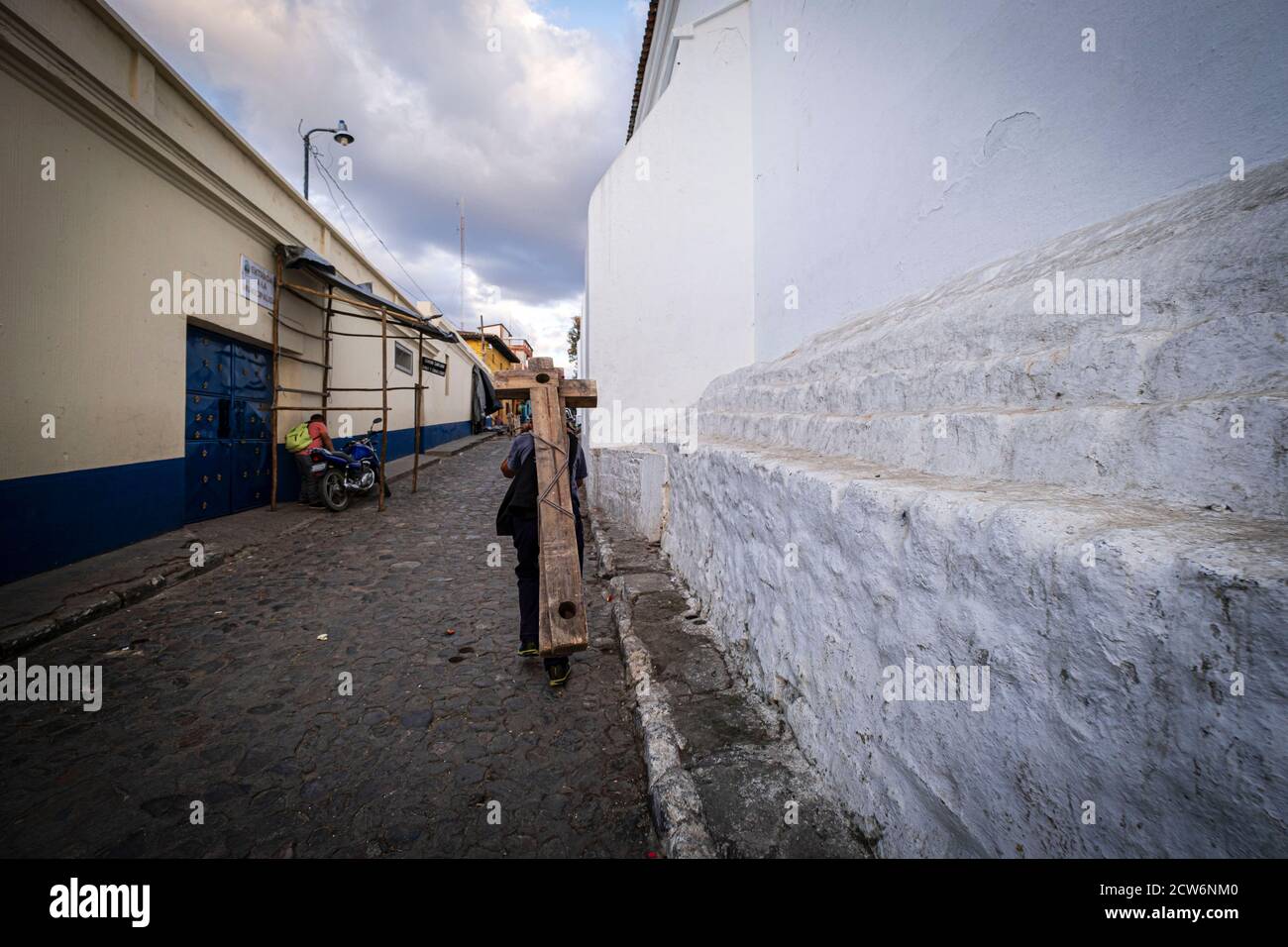 hombre portando vigas como si fuera un penitente, Chichicastenango, Quiché, Guatemala, America Central Stock Photo