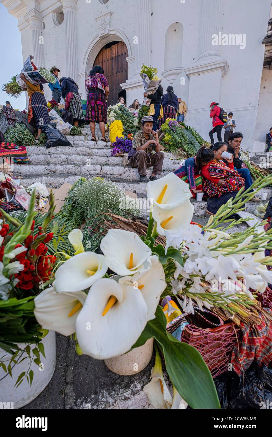 mercado de flores frente a la Iglesia de Santo Tomás, Chichicastenango, Quiché, Guatemala, America Central Stock Photo