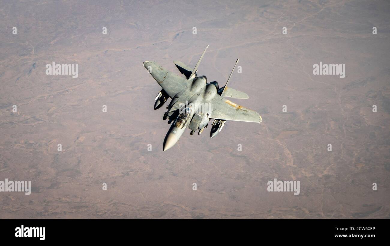 A U.S. Air Force F-15E Strike Eagle flies over the U.S. Central Command area of responsibility, Aug. 28, 2020.  The F-15E Strike Eagle is a dual-role fighter designed to perform air-to-air and air-to-ground missions, demonstrating U.S. Air Force Central Commands' posture to deter regional aggressors.  (U.S. Air Force photo by Senior Airman Duncan C. Bevan) Stock Photo