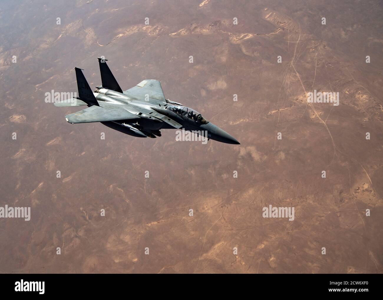 A U.S. Air Force F-15E Strike Eagle flies over the U.S. Central Command area of responsibility, Aug. 31, 2020.  The F-15E Strike Eagle is a dual-role fighter designed to perform air-to-air and air-to-ground missions, demonstrating U.S. Air Force Central Commands' posture to deter regional aggressors.  (U.S. Air Force photo by Senior Airman Duncan C. Bevan) Stock Photo