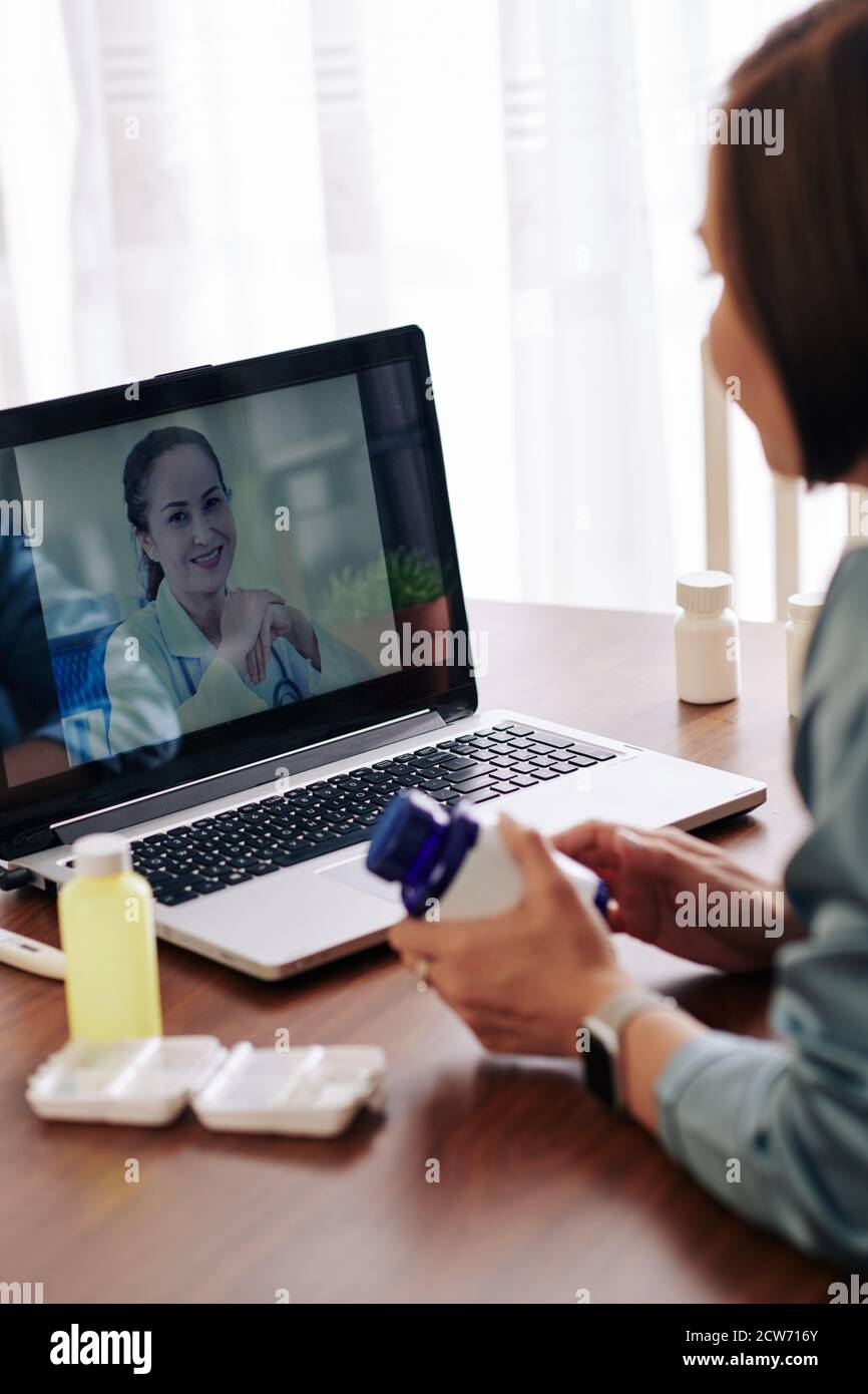 Doctor patient online communication hi-res stock photography and images ...