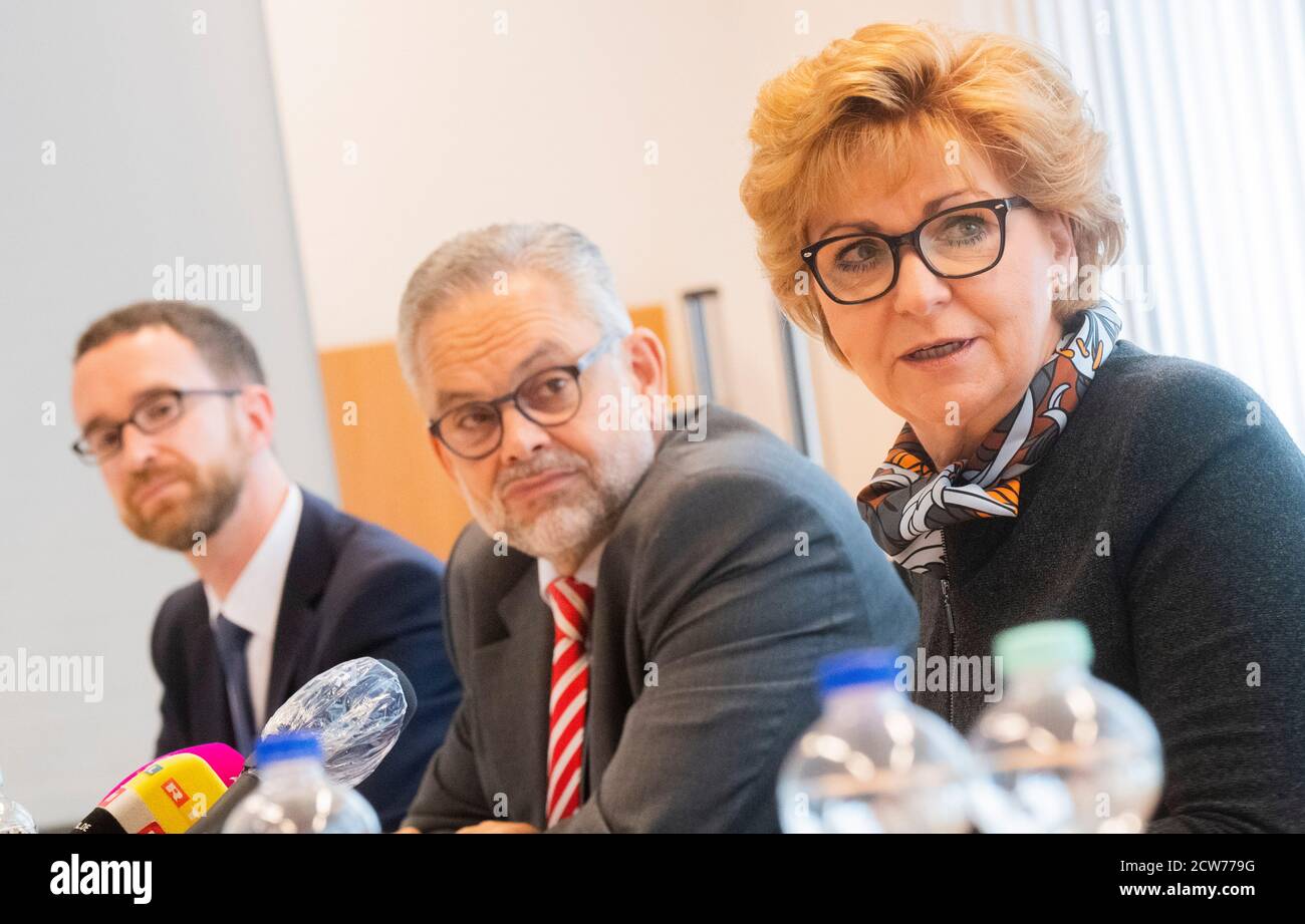 Hildesheim, Germany. 28th Sep, 2020. Barbara Havliza (r-l, CDU), Minister of Justice of Lower Saxony, sits next to Frank Lüttig, General Public Prosecutor's Office Celle, and Sebastian Römer, General Public Prosecutor's Office Celle, at a press conference of the Hildesheim Public Prosecutor's Office on the establishment of focal point decentres against clan crime. Four focal public prosecutor's offices in Braunschweig, Hildesheim, Osnabrück and Stade are to begin their work in the fight against clan crime on 1 October. Credit: Julian Stratenschulte/dpa/Alamy Live News Stock Photo