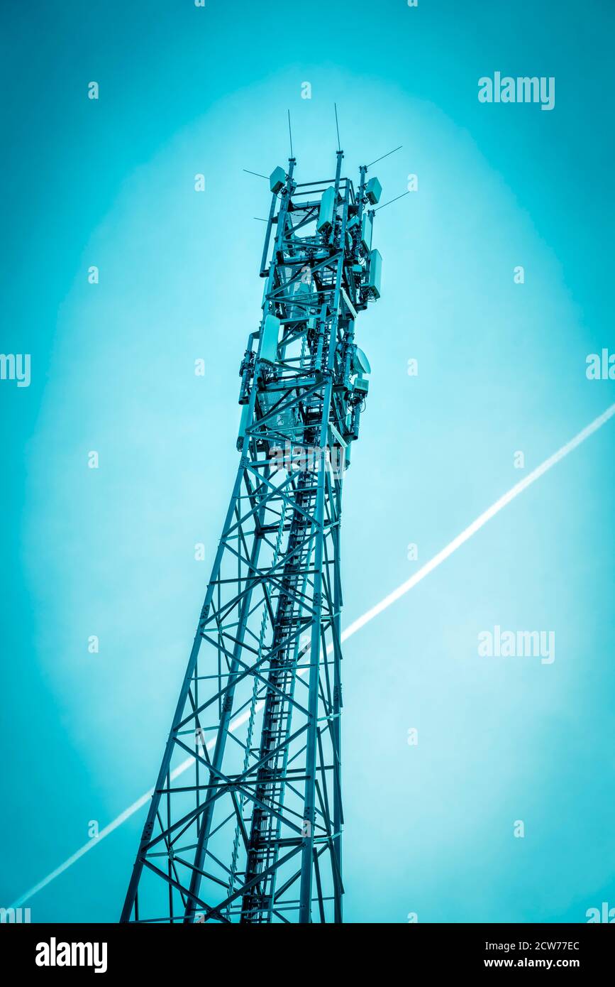5G, Funkmast, Berliner Stadteil Schmöckwitz, 50 Meter hoher Mobilfunkmast von Telefonica und Vodafone genutzt, Sendemast für mobiles Breitband, Stock Photo