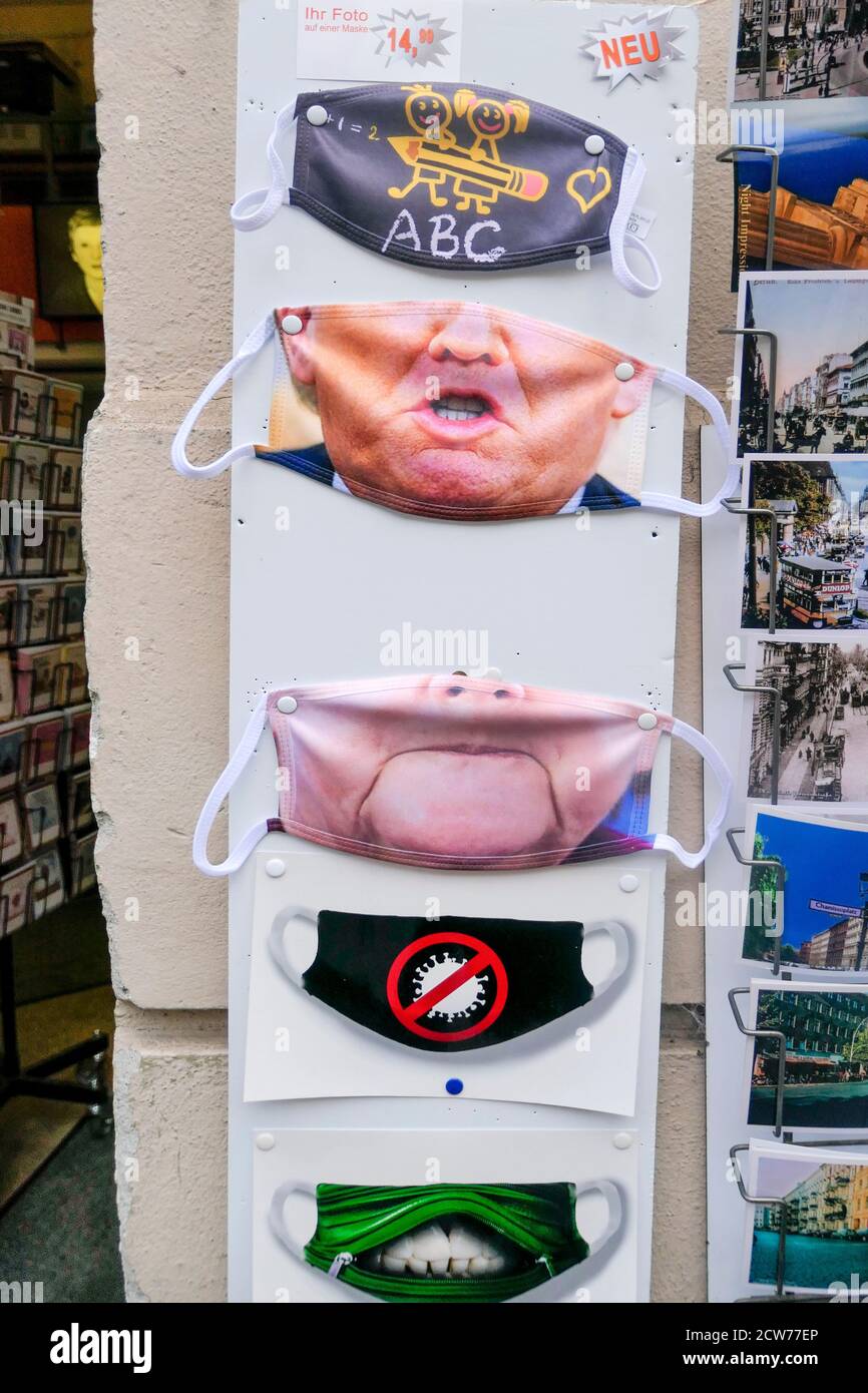 Masken mit Fotos von Angela Merkel und Donald Trump, Bergmannstrasse, Kreuzberg, Berlin Stock Photo