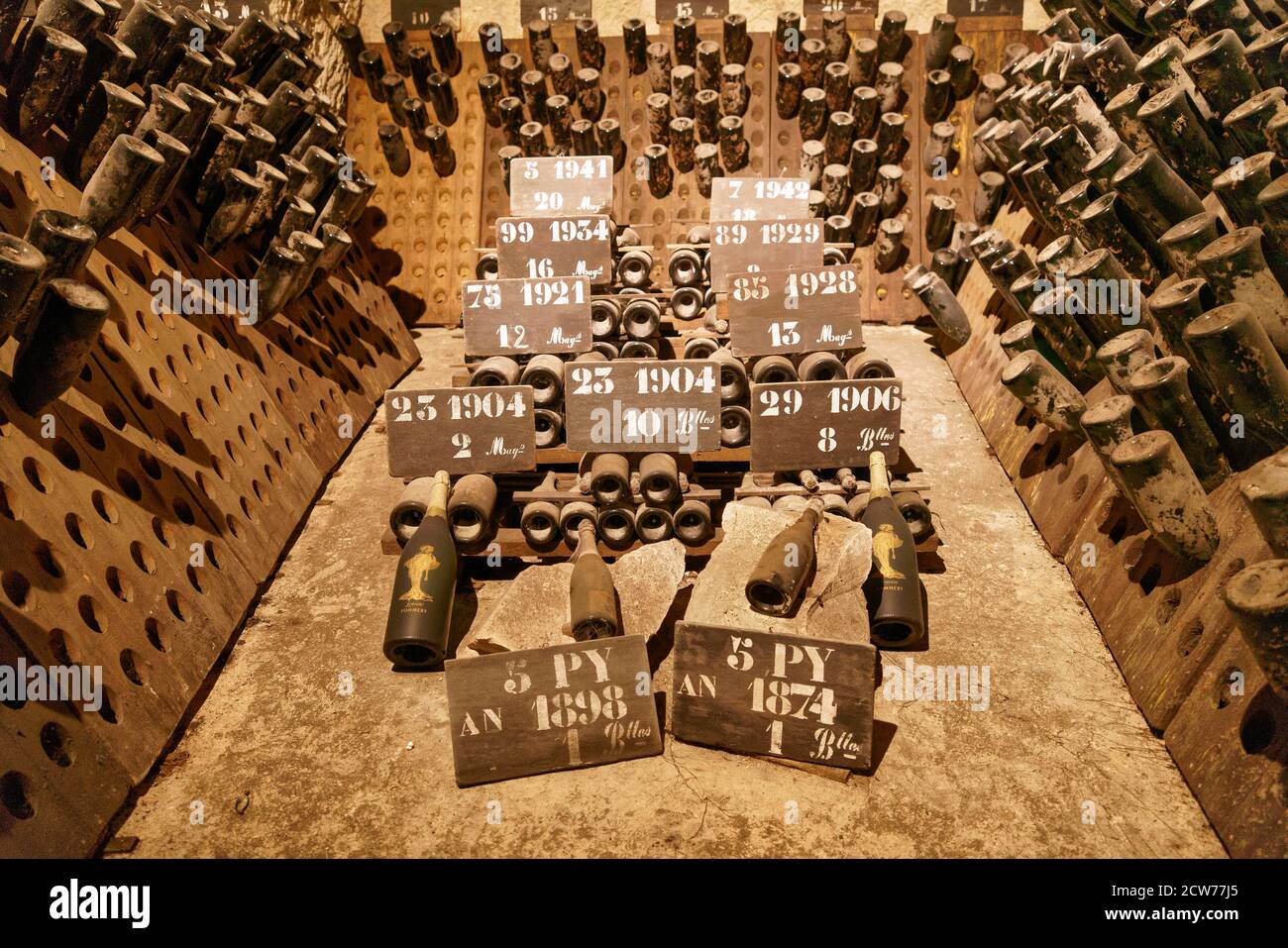Champagner Keller , Kollektion von uralten Champagner Flaschen ab 1874, Maison de Champagne Vranken-Pommery , Reims, Champagne, Frankreich Stock Photo