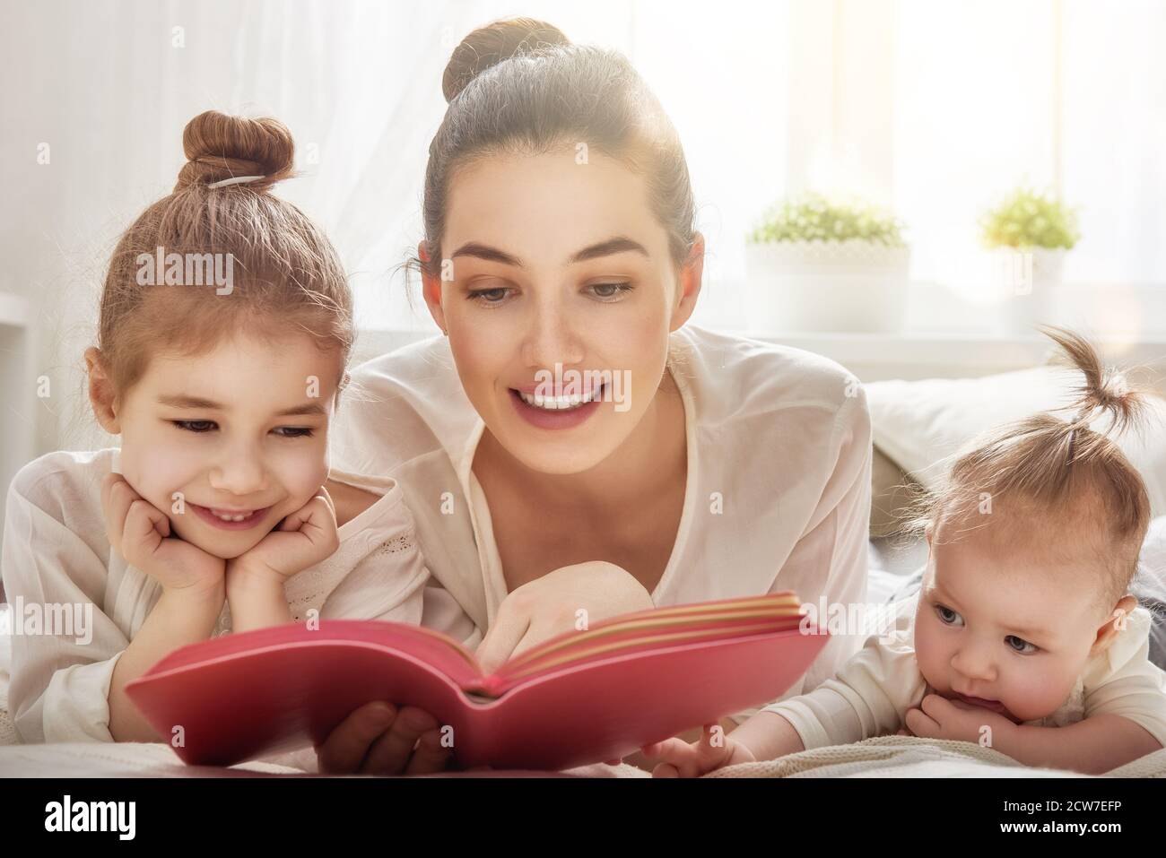 Видео читающая мама. Мама читает сказку. Читаем с мамой. Читающая мама читающая Страна. Фото мама читает книгу ребенку.