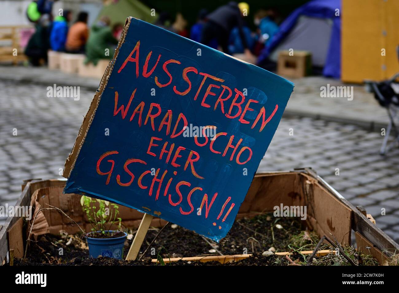 Vienna, Austria. 28th Sept 2020.  Extinction Rebellion Protest at Michaelerplatz in Vienna. At an event that was not registered according to the police, the activists occupied the square with tents and banners, among other things. Picture shows a board with the inscription 'Extinction would be rather crappy'. Credit: Franz Perc/Alamy Live News Stock Photo